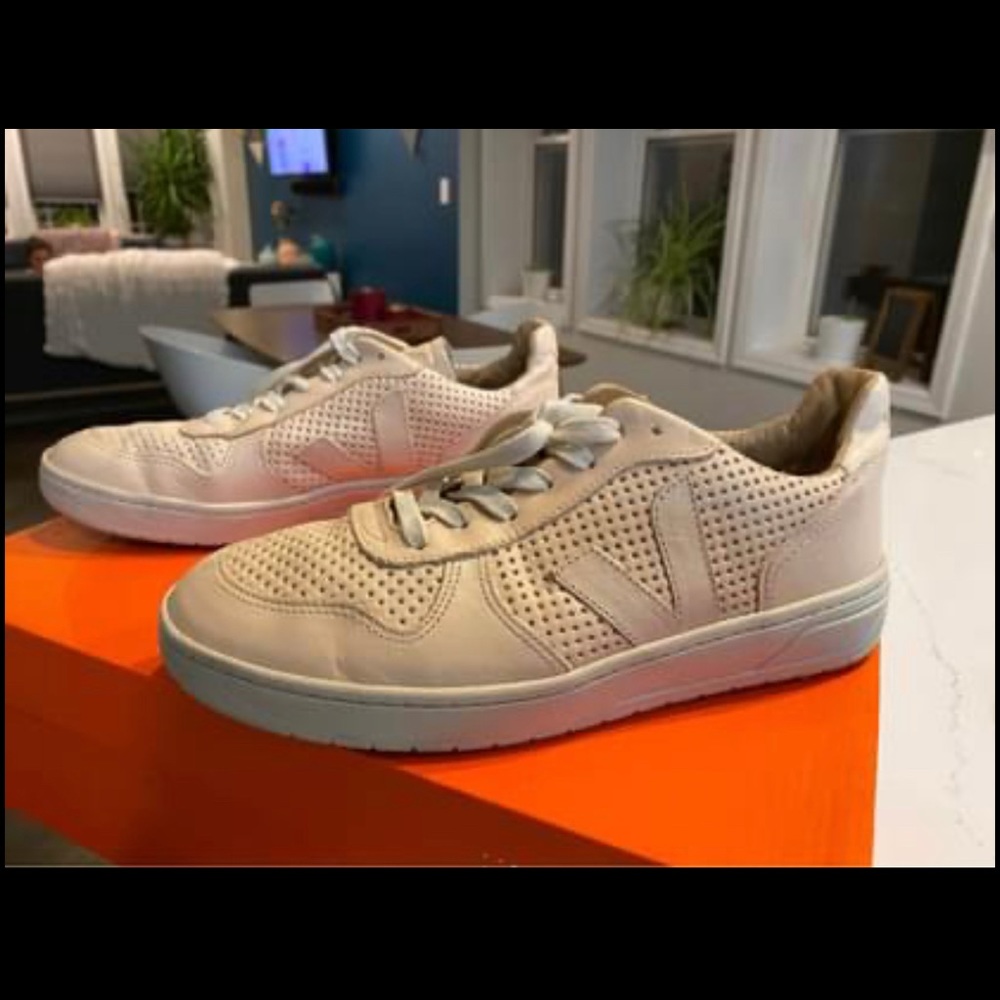 Women’s size 41 (10) leather Veja